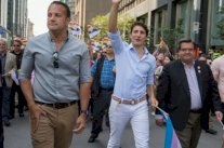 رئيس الاركان الكندي يشارك في مسيرة للمثليين