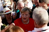 ميركل: لا يمكن السكوت عن الإساءة إلى دولة القانون في بولندا