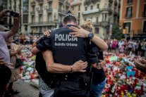 برشلونة تكسر الخوف بمسيرة حاشدة يتصدرها ملك البلاد