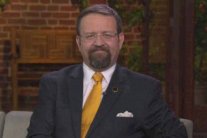 مقابلة نارية لمستشار ترمب السابق: الرئيس يشعر بالعزلة