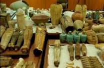 مصريون يتاجرون بالآثار للحصول على المال