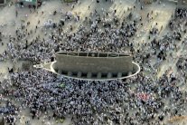 الحجاج يرمون جمرة العقبة الكبرى