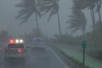 الرعب يجتاح فلوريدا... ومئات الالاف يفرون منها