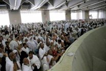 الحجاج يواصلون أداء مناسكهم بمنى في ثاني أيام التشريق