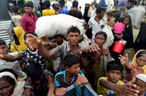 المواطنون البنغلاديشيون الفقراء يقدمون الطعام إلى الروهينغا