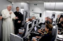 البابا يدعو ترمب لمراجعة قراره حول الشباب فاقدي الأوراق الثبوتية