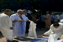 صور ابن كيران يتسوق سروالاً من بائع جائل تخلق الحدث بالمغرب