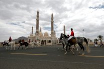 آلاف الحوثيين يحتفلون بالذكرى السنوية الثالثة لسيطرتهم على صنعاء