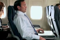 ​زرّ سرّي في مقعد الطائرة يحرّرك