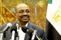 البشير يدعو قبائل دارفور لتسليم اسلحتها ويعدها بتنمية الاقليم