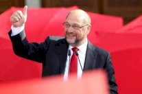 مارتن شولتز مشاكس في مواجهة قوة ميركل الهادئة