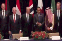 الجبير تجاهل محاولة نظيره القطري مصافحته