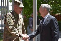 طالبان تطلق صواريخ على طائرة وزير الدفاع الأميركي