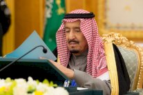 الملك سلمان يأمر بصرف بدلات للمدنيين والعسكريين