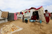 مقتل 12 مدنياً في غارات على بلدة في شرق سوريا