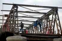 عبور دجلة معاناة يومية لأهالي الموصل المدمرة