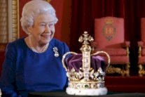 الملكة اليزابيث تتذكر ايام تتويجها