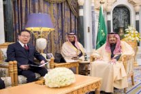 العاهل السعودي يستقبل وزير الاقتصاد الياباني
