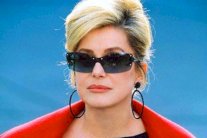 ممثلة فرنسية تدافع عن حق الرجل في مغازلة النساء