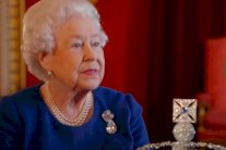 الملكة اليزابيث: التاج سيقصم رقبتي إذا طأطأت رأسي