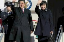 رئيس الوزراء الياباني يبدأ جولة في اوروبا الوسطى