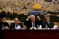 عباس يدعو من القاهرة العرب والمسلمين والمسيحيين لزيارة القدس