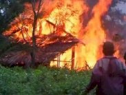 حريق في قرية غرب بورما قبيل عودة لاجئي الروهينغا اليها