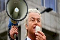 متظاهرون في روتردام يصرخون: أوقفوا أسلمة هولندا!