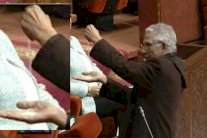 وزير مغربي يثير سخرية «فايسبوكيين» بسبب إفراغه كيس سكر داخل البرلمان