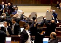 طرد نواب عرب إسرائيليين من الكنيست قبل بدء خطاب بنس