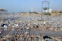 العاصفة تنقل نفايات لبنان من منطقة إلى أخرى