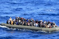 مقتل امرأتين وإنقاذ العشرات في غرق قارب مهاجرين في المتوسط