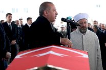 اردوغان يتفقد الحدود متعهدا مواصلة الهجوم في شمال سوريا