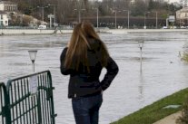 شوارع في المنطقة الباريسية تغرق في المياه مع استمرار المطر