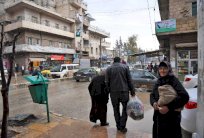 سوريون يفرون إلى مدينة عفرين هرباً من القصف التركي