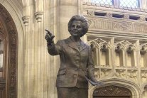 تتربع .. لا تتربع ثاتشر في ميدان البرلمان !