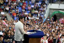 دوتيرتي يهدد بحظر عمل الفلبينيات في الشرق الأوسط