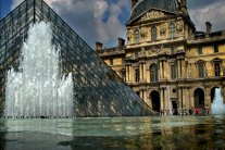 اللوفر يغلق طابقة السفلي بسبب الأمطار