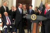 ترمب يعين اللبناني الأصل ألكسندر عازار وزيراً للصحة