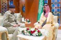 ولي العهد السعودي وقائد الجيش الباكستاني يبحثان التعاون العسكري