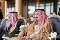 الملك سلمان يتفقد أجنحة مهرجان الجنادرية الـ32