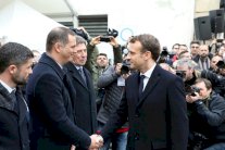 ماكرون يلتقي في كورسيكا القوميين مع إزدياد ضغوطهم