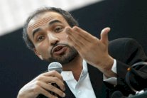 توجيه تهمة الاغتصاب لطارق رمضان وحبسه في باريس