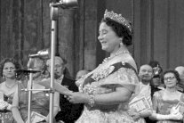 إليزابيث... طفلة خجولة ملكة واثقة