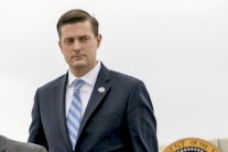 مستشار لترمب يستقيل بعد اتهامه بممارسة عنف عائلي