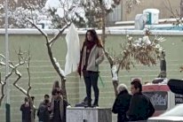 توقيف نساء خلعن الحجاب بمكان عام في إيران