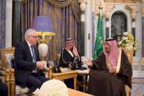 العاهل السعودي يستقبل وفد حزب المحافظين البريطاني