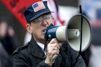 نازي منكر للمحرقة مرشح الجمهوريين الوحيد للكونغرس