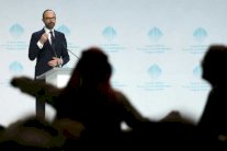 رئيس الوزراء الفرنسي يشيد في دبي بتحول تشهده بلاده