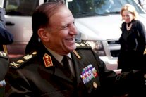 الجيش المصري يفتح تحقيقًا بحق عنان ومقرب منه